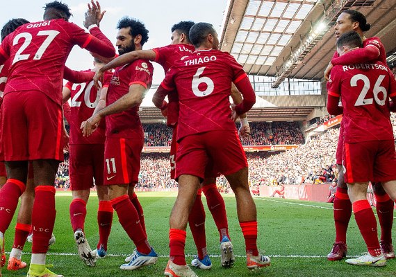 Liverpool empata com Tottenham e vira líder, mas dá boa oportunidade ao City