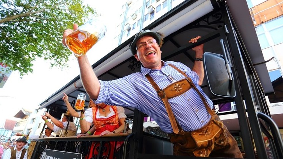 A maior festa cervejeira do Brasil e uma economia movimentada