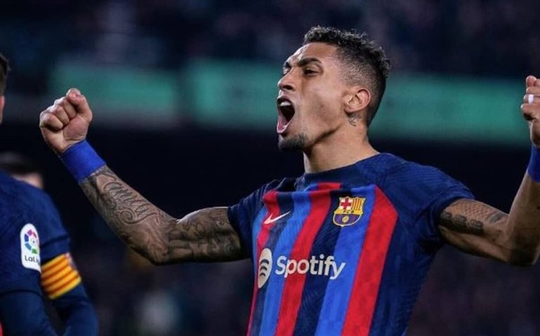 Raphinha marca duas vezes, Barcelona bate Benfica e se garante nas quartas da Liga dos Campeões
