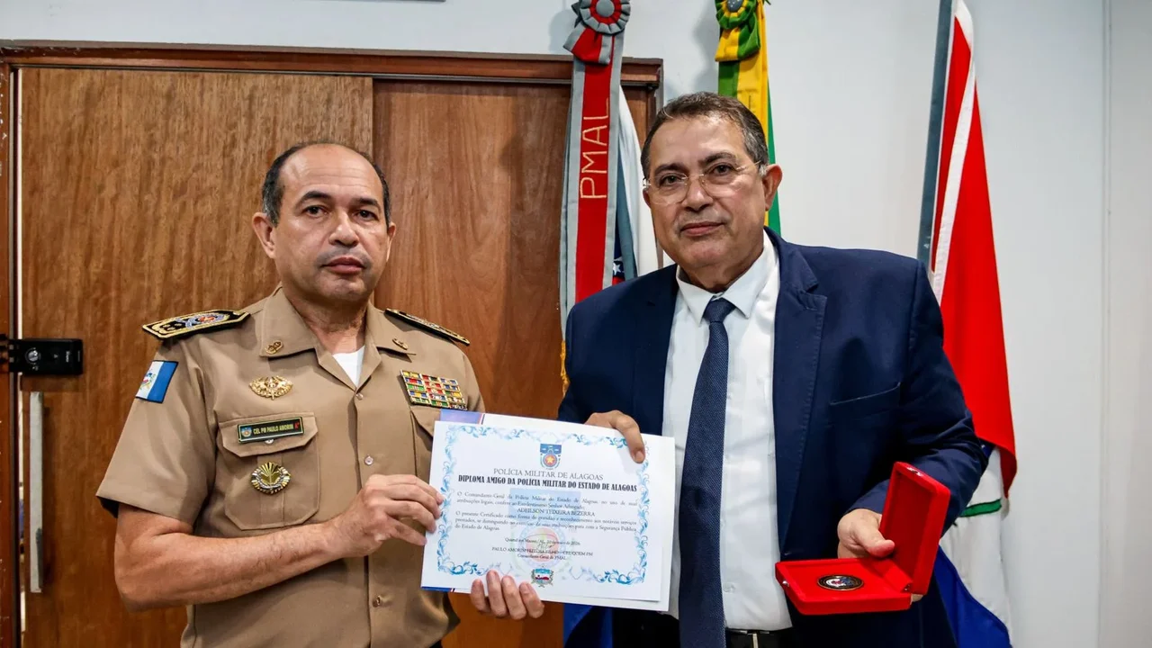 Advogado Adeilson Bezerra recebe Medalha Floriano Peixoto em homenagem da Polícia Militar de Alagoas
