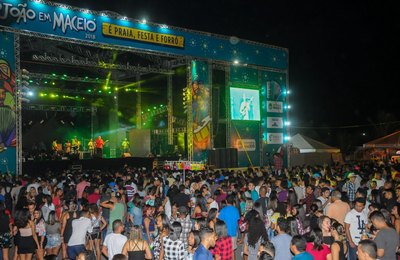 Shows do Arraial Central lotam o Estacionamento de Jaraguá