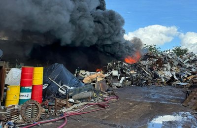 Bombeiros controlam incêndio em ferro-velho em Arapiraca