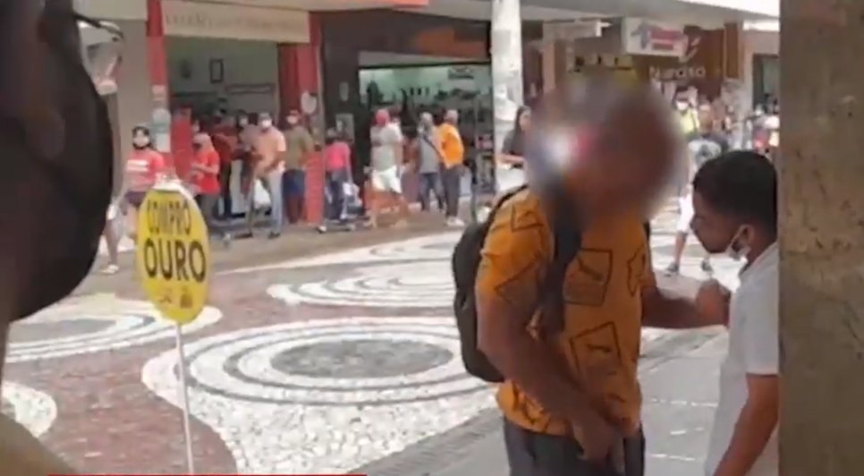 Suposto policial militar aparece em vídeo ameaçando homem com arma de fogo em punho. / Foto: Imagem: Reprodução/TV Atalaia