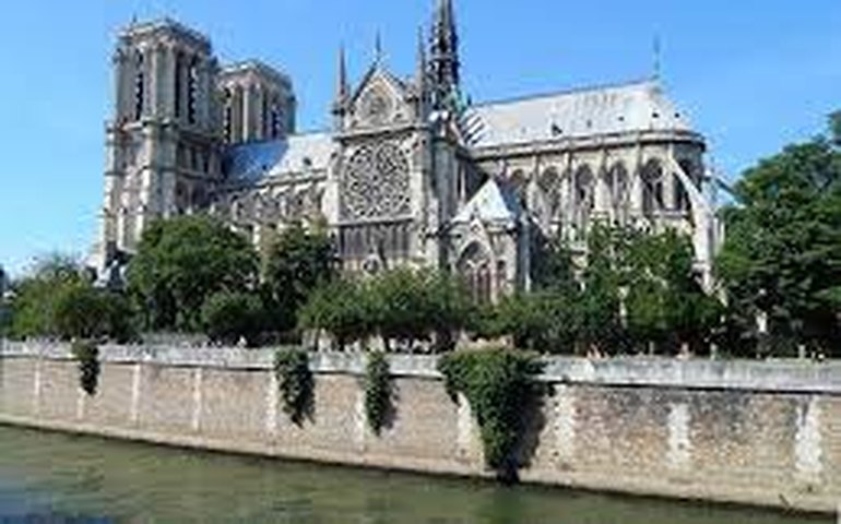Novo galo de ouro é colocado no topo da Catedral Notre-Dame de Paris, que vai reabrir no ano que vem