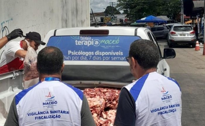 Vigilância Sanitária recolhe 120kg de carne estragada na feira do Tabuleiro