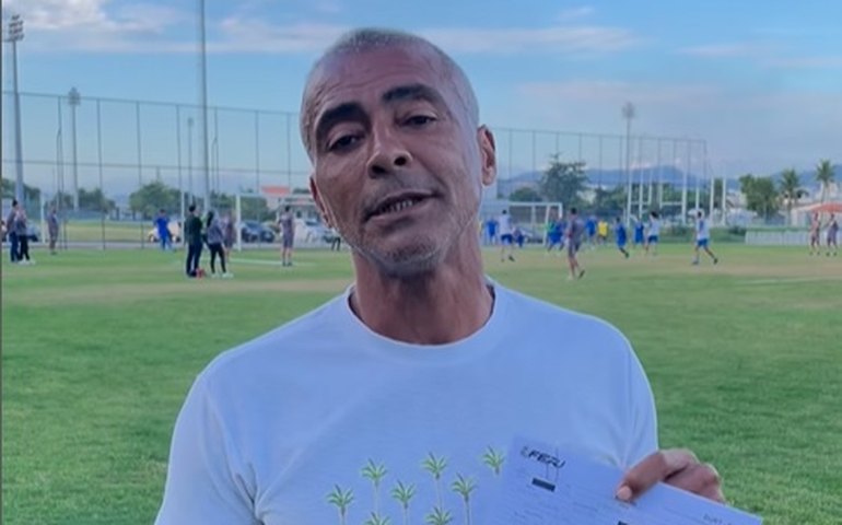 Além de Romário: veja outros presidentes que já jogaram por seus clubes