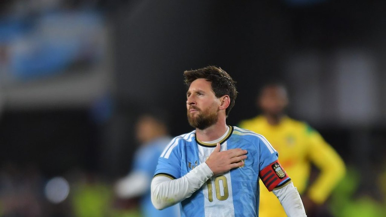Messi ‘vira’ planta; entenda