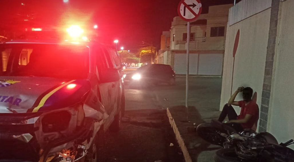 Motociclista realiza manobras perigosas e colide com viatura policial na Grande Aracaju