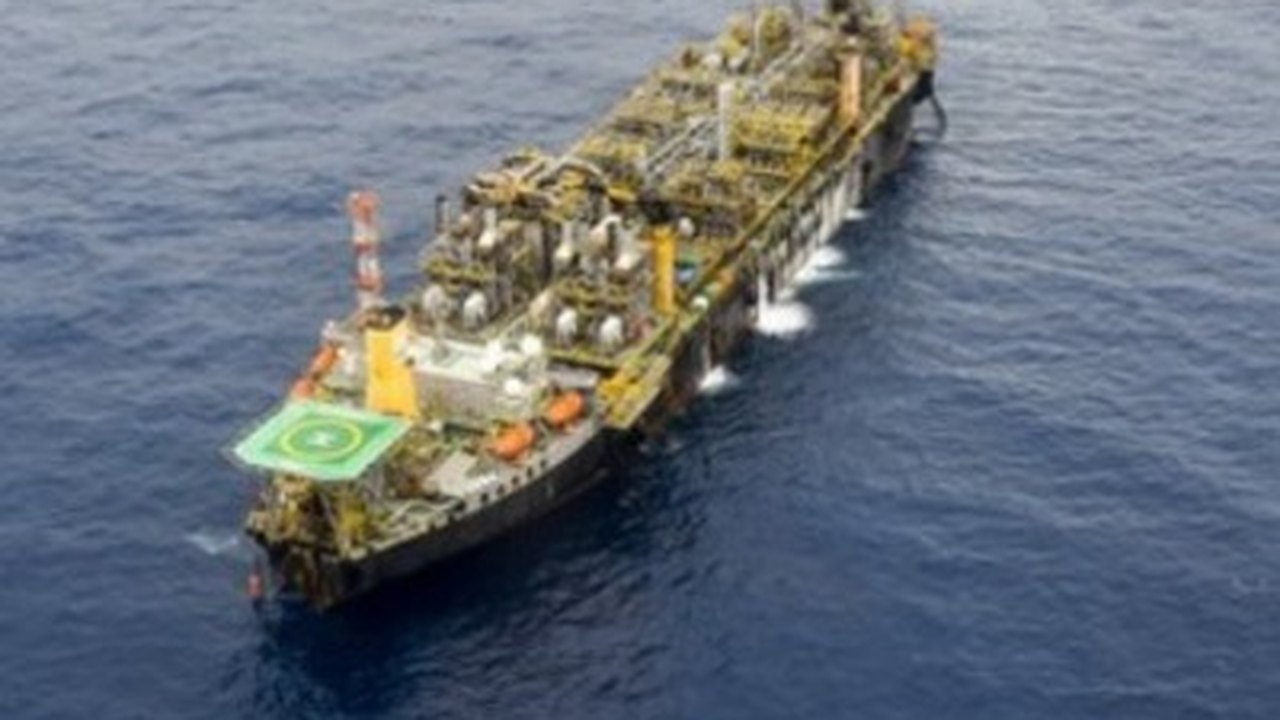 Donos de navios na Europa correm para transferir óleo russo antes de sanções