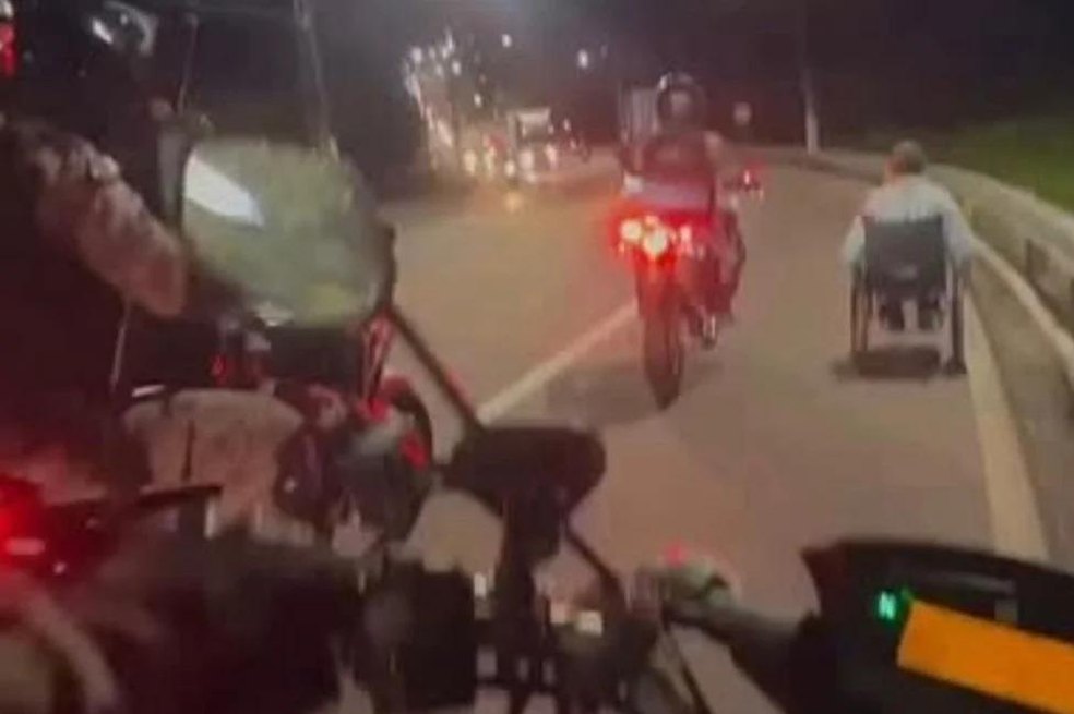 Policiais do Raio ajudam cadeirante a atravessar avenida movimentada em Maceió e vídeo viraliza
