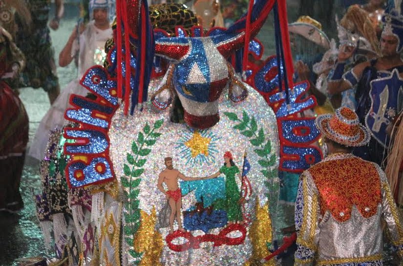 Boi Anaconda no palco  do Festival Cultural  Tocha  Olímpica em Maceió