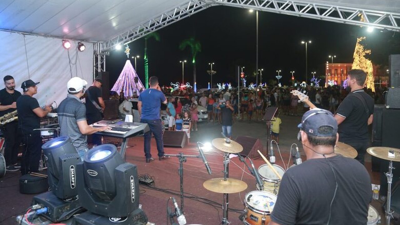 Penedo Luz abre espaço para músicos da cidade e distribui presentes para crianças carentes