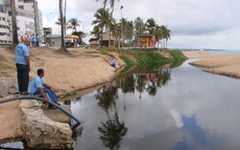 Operação conjunta combate línguas negras na orla marítima de Maceió