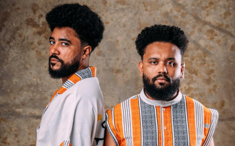 Duo Repercuti revela as diversas camadas da percussão em “O Som das Baquetas” no Sesc Santo Amaro