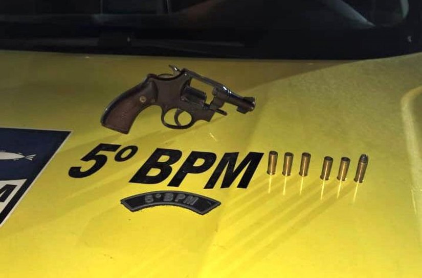 Dupla é presa pela PM por porte ilegal de arma de fogo e receptação em Maceió