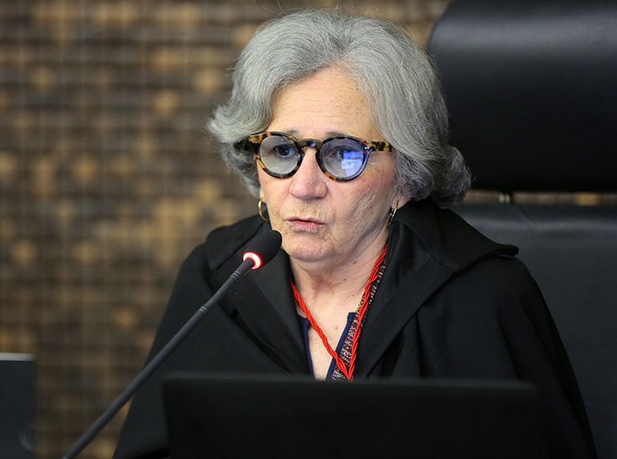 Concessionária deve fornecer carro reserva a clientes que tiveram Jeep danificado por água