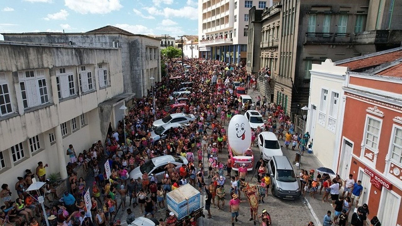 Prévias carnavalescas atraem multidão para ruas de Penedo