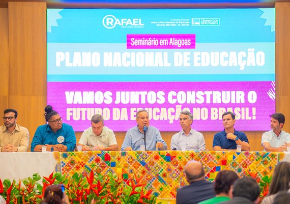 Lessa participa de seminário sobre novo Plano Nacional de Educação