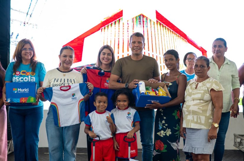 Prefeitura de Murici entrega kits escolares e fardamento completo para estudantes da rede municipal