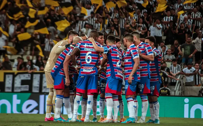 Corinthians desperdiça chances no Castelão e perde do Fortaleza, o novo líder do Brasileirão