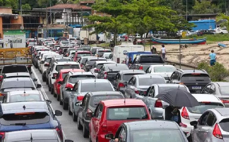 Turistas e moradores esperam até 5h para travessia na balsa de Ilhabela
