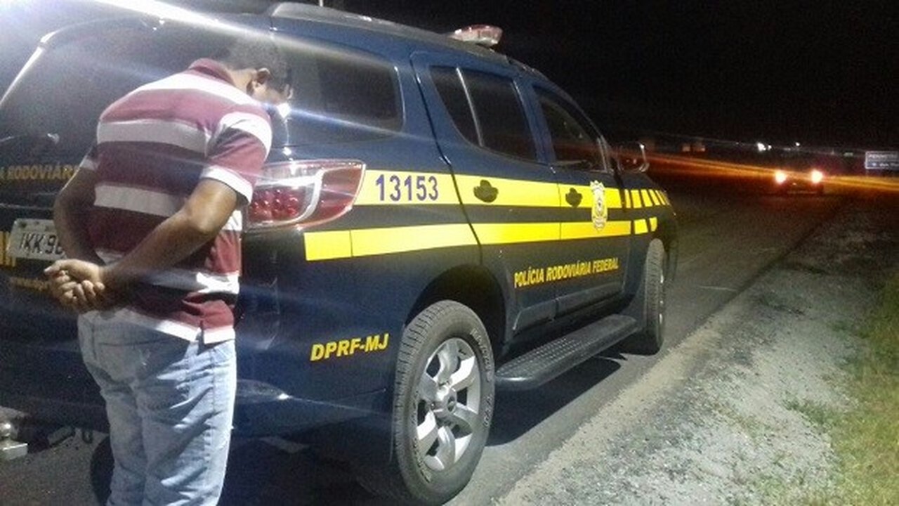 PRF prende condutor com CNH falsa na BR-316, em Estrela de Alagoas