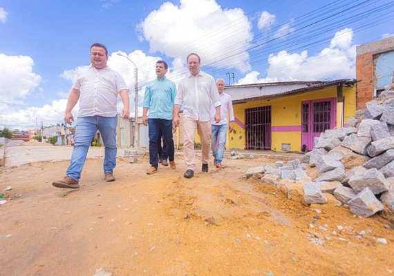 Prefeito Luciano acompanha obras de pavimentação em 48 ruas