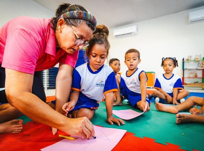 Gestão JHC amplia inclusão e garante mais 800 auxiliares de sala para estudantes da rede municipal