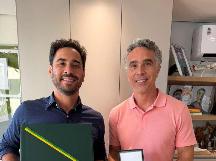 André Castro recebe medalha ‘Prefeitos pela Alfabetização das Crianças’ em razão do trabalho desenvolvido em Santana do Mundaú