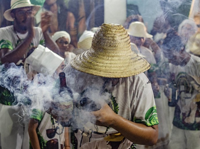Exposição “Encruzilhada” propõe olhar sensível sobre entidades das religiões de matriz africana