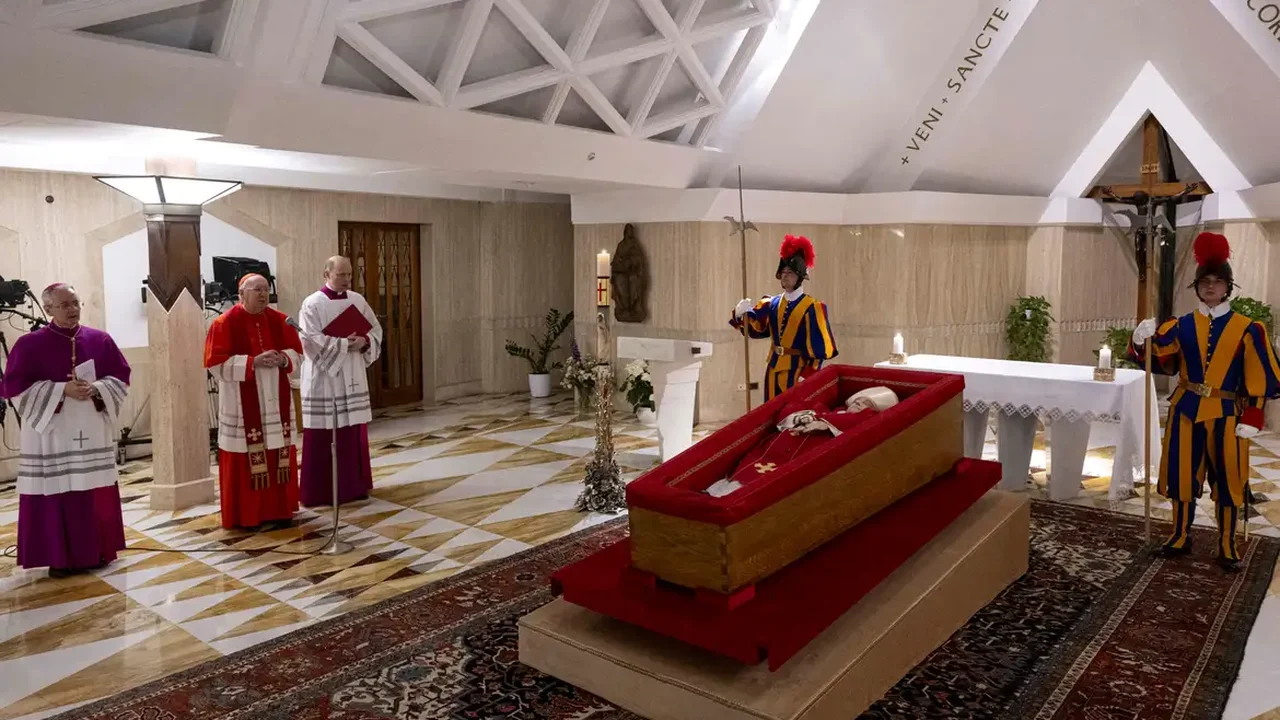 Sobrinho do Papa comparece a funeral graças a doação