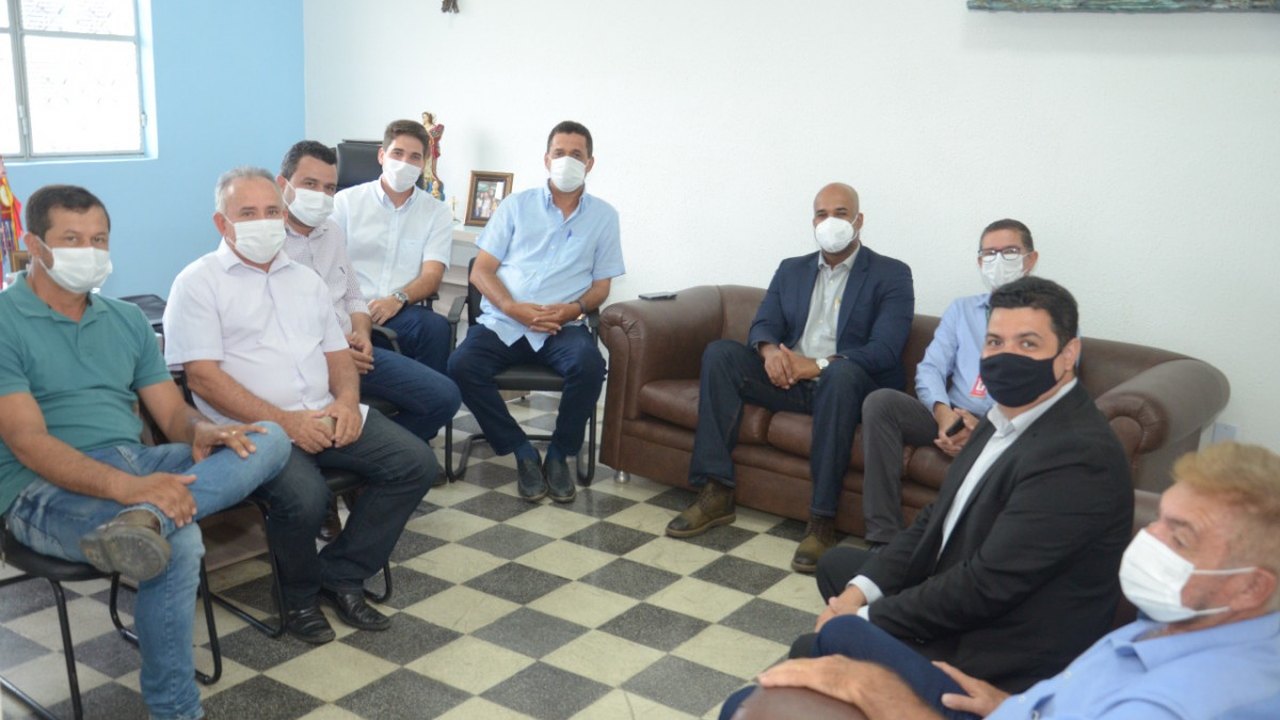 Prefeito Marlan Ferreira se reúne com superintendente do BNB em Limoeiro