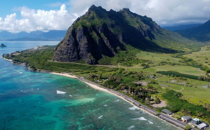 Corredor encontra cadela perdida em penhasco de quase 305 metros altura em Oahu, no Havaí 