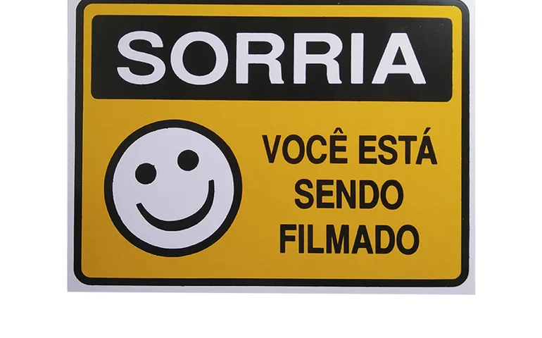 Sorria, você está sendo filmado: empresa exige que funcionários sorriam para bater o ponto