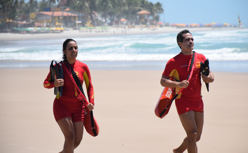 Adolescentes são resgatados após afogamento na Praia do Francês