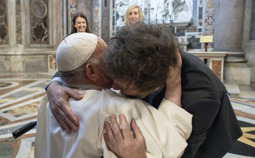 'Cortou o cabelo?' e 'Posso te dar um beijo?': Vídeo detalha 1º encontro entre Javier Milei e Papa Francisco no Vaticano