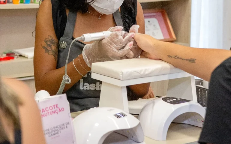 Mudança nas normas da Anvisa reforça cuidados em serviços de unhas em Maceió