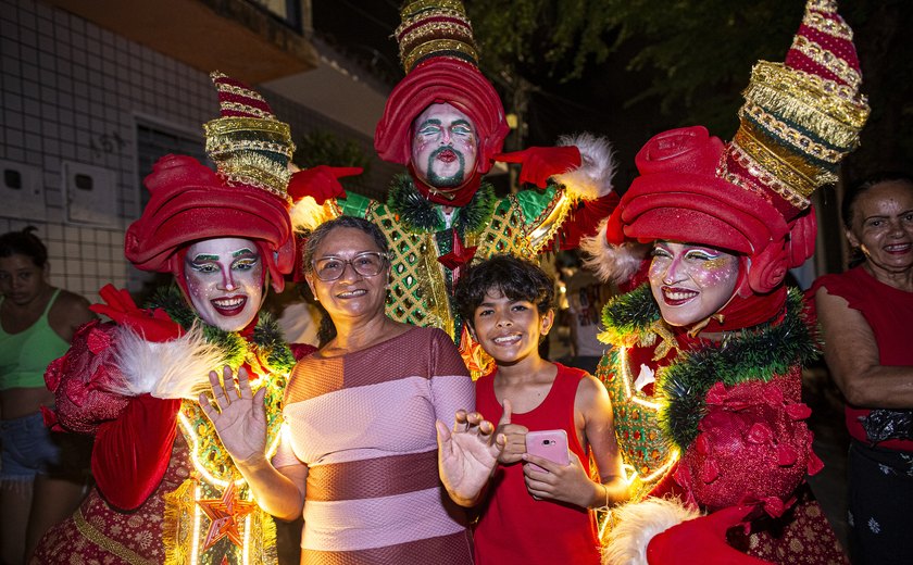 Parada Natalina leva o brilho do Natal para comunidades carentes de Maceió