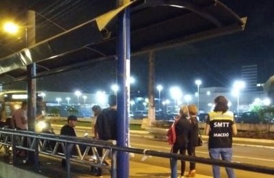 Fiscalização da SMTT evita queima de parada de ônibus em Maceió