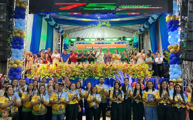 Major Izidoro comemora 75 anos de emancipação e população é beneficiada com novas obras