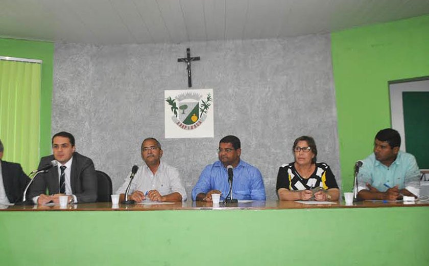 Arapiraca: Célia Rocha participa de reunião com vereadores e diretores da Casal