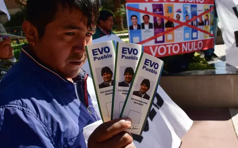 Candidatos de direita lideram pesquisas para eleições na Bolívia