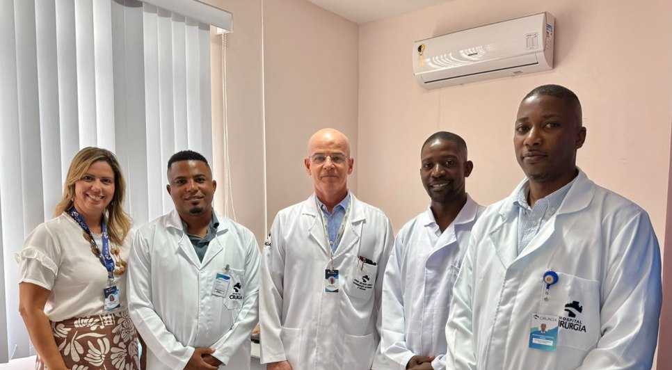 Equipe do Cirurgia com parte dos médicos angolanos / Foto: Foto: Divulgação