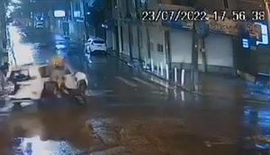 Carro invade cruzamento e deixa motorista gravemente ferido no Centro de Aracaju / Foto: Foto: Portal A8SE/Reprodução