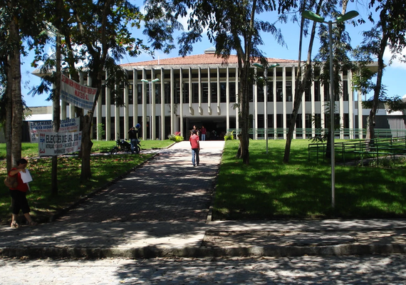 Ufal lança edital para a contratar professor visitante