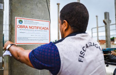 Desenvolvimento Territorial notifica construções irregulares de três galpões na parte alta de Maceió