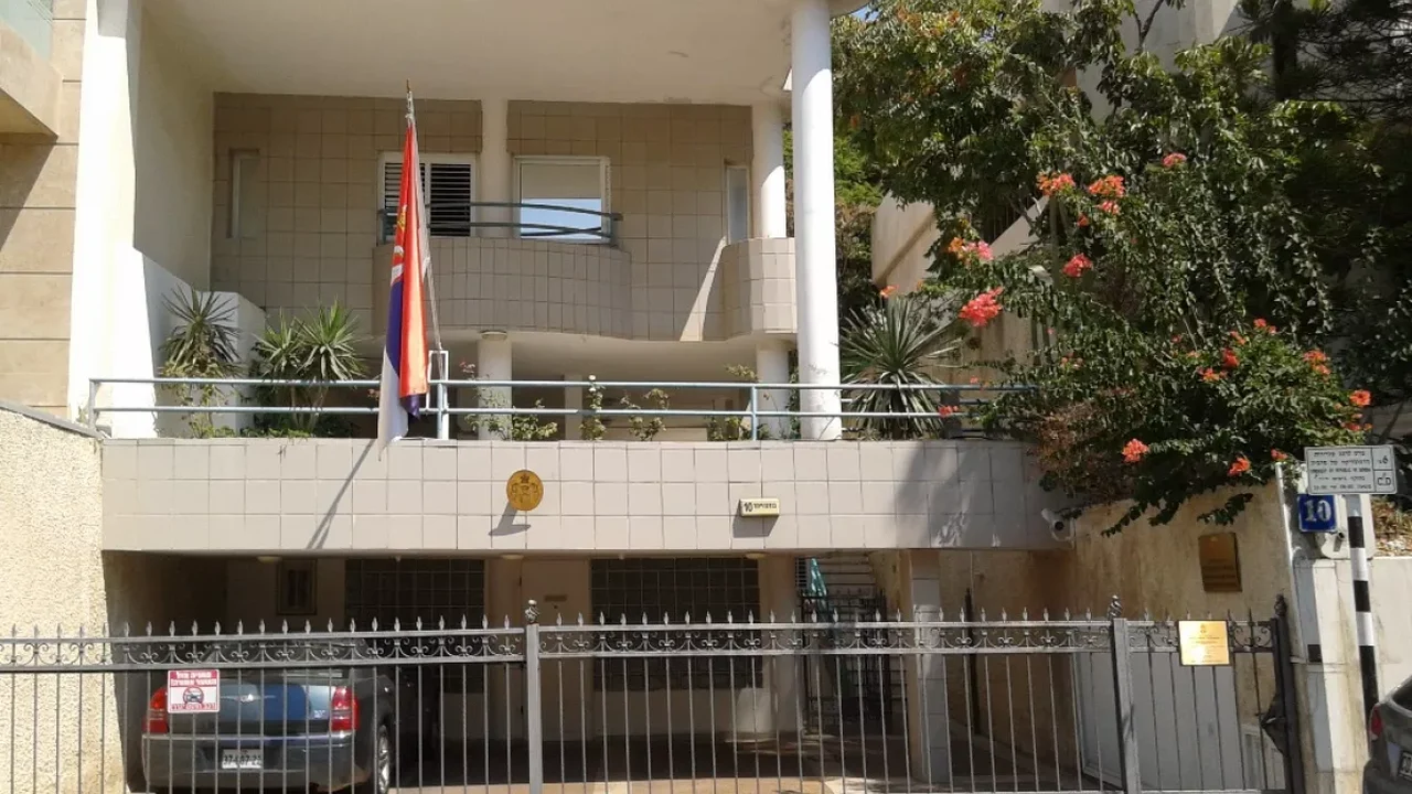 Policial sérvio mata pessoa que o atacou com besta em frente à embaixada de Israel em Belgrado