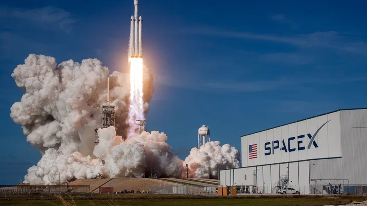 Parte de foguete da SpaceX abre cratera de 18 metros na Lua