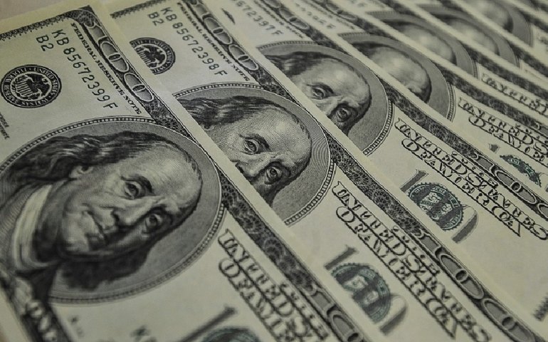 Dólar sobe ante real de olho em Copom e Fed