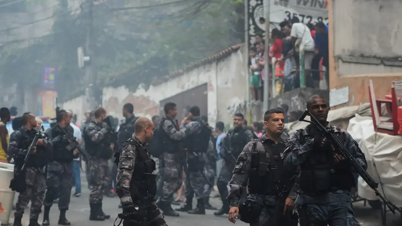 Criminosos usam drones para lançar bombas durante megaoperação; há mortos, presos e inocentes baleados